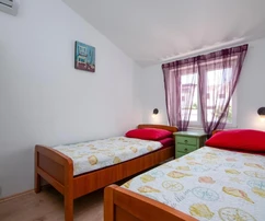 Priestranný dom s bazénom a bytmi na predaj v Chorvátsku