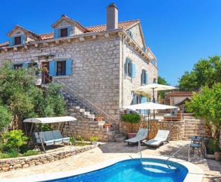 Felújított 19. századi villa tengerre néző kilátással Brač szigetén