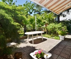 LAKÁS GYÖNYÖRŰEN RENDEZETT KERTTEL, CSENDES HELYEN!