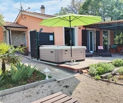 CASA ATTRAENTE CON GRANDE GIARDINO, IN UNA ZONA TRANQUILLA!