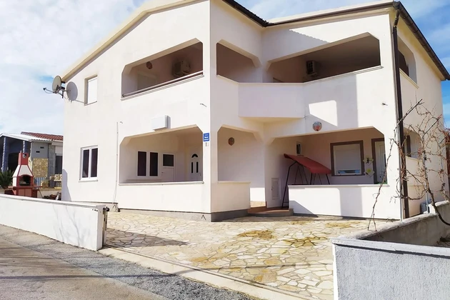 Vir, à 100 m de la mer - maison avec 4 appartements et vue sur la mer