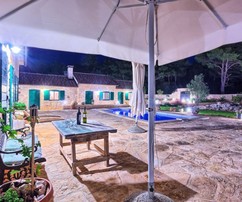 Tág telken elhelyezkedő, medencés kővilla Hvar szigetén eladó
