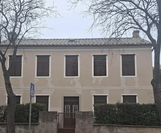 N. Vinodolski, freistehendes zweistöckiges Haus nur 100 m vom Meer entfernt mit einem 680 m² großen Grundstück