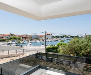 Zadar, Sukošan, luxuriöse Dreizimmerwohnung mit Terrasse und Meerblick