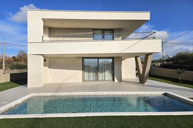 NEW URBAN VILLA WITH SWIMMING POOL, IN QUIET LOCATION!