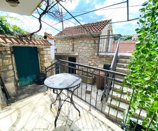 Charmantes maisons en pierre du village de Brac avec cour