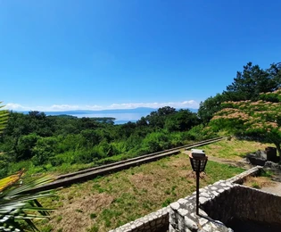 VILLA INDIPENDENTE CON VISTA PANORAMICA SUL MARE E AMPIO GIARDINO!