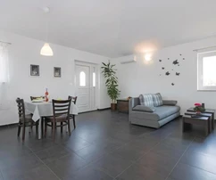 Maison spacieuse avec appartements et piscine à vendre en Croatie