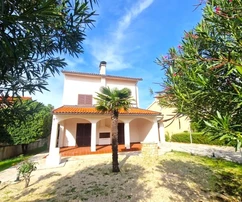 Vir - Encantadora casa con gran jardín y garaje en una ubicación excepcional
