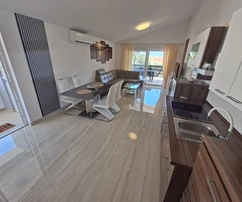 Moderne Wohnung, 3 Zimmer, Vir - Neubau, 100 m vom Meer, 70 m²