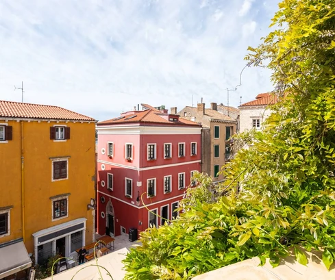 Spazioso appartamento con terrazza in vendita nel centro di Sebenico in Croazia