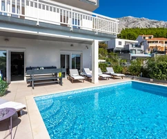 Rodinný dom s bazénom na predaj neďaleko Omiša v Chorvátsku