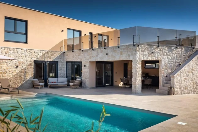 Isztria, Tar, modern luxusvilla medencével csendes helyen