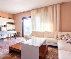 Casa junto al mar en venta en Rogoznica con acceso directo al agua en Croacia