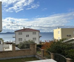 Villa moderna con apartamentos en venta que ofrecen vistas al mar en Croacia