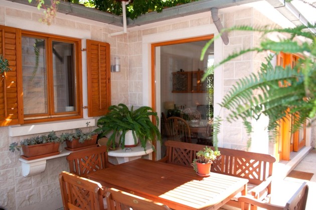Charmante Wohnung auf Brač mit Innenhof und Sommerküche