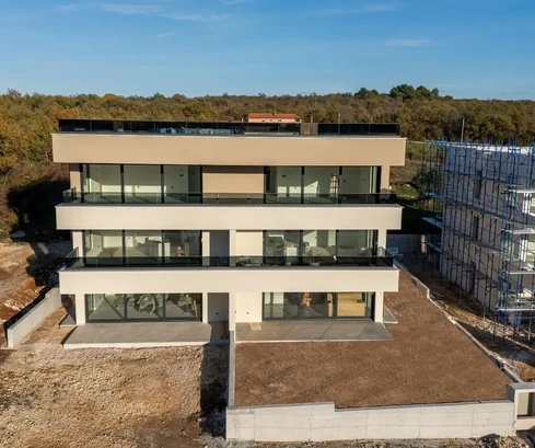 Istria, Poreč – Luxurious ground-floor apartment with yard, 3 km from the City center for sale