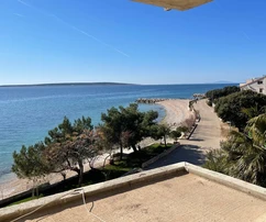 Продается трехкомнатная квартира с видом на море на острове Паг в Хорватии.