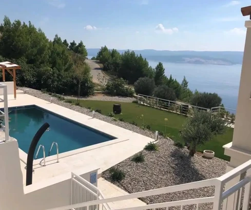 Vila s bazénem na prodej v blízkosti Omiše v Chorvatsku