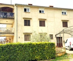 Istria, Parenzo: Casa con 3 appartamenti e terreno