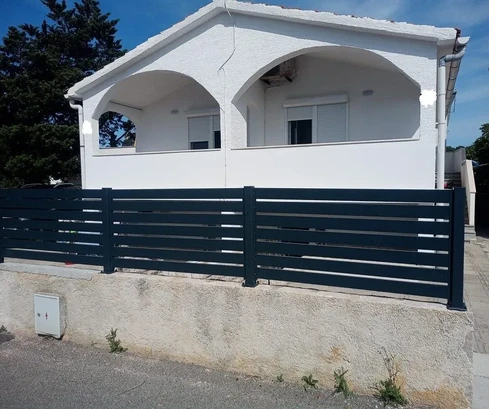 Centro dell'isola di Vir, 350 metri dal mare