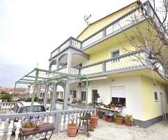 Vodice – Dwupiętrowy dom z 6 apartamentami, 373,15 m², 800 m od plaży Hangar.