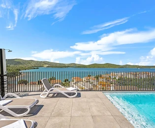 Moderna vila s bazenom na prodaju u Žaboriću