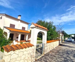 Vir - Charmante maison avec grand jardin et garage dans un emplacement exceptionnel