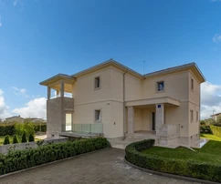 Exclusiva: Villa de lujo con vistas panorámicas al mar y a la ciudad, cerca del centro