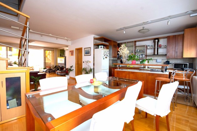 Appartamento duplex diviso con terrazze in vendita