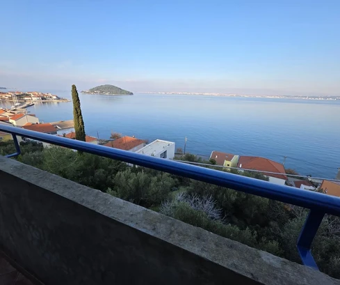 Kali house with three separate apartments and panoramic view