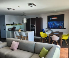 Opatija, exklusive Wohnung in ausgezeichneter Lage, zwei Zimmer, 87 m², erste Reihe zum Meer