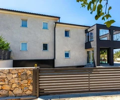 Krk, Dobrinj, casa bifamiliare moderna con piscina e sauna, 107 m², giardino 315 m²