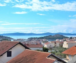 Tribunj – apartmán s výhľadom na more, 2. poschodie