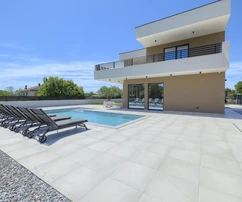 Istrien, Vodnjan: Luxuriöses modernes Haus mit Pool in ruhiger Lage