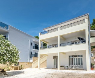 Omis Riviera Casa con 3 appartamenti vicino alla spiaggia