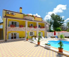 Istria, oblasť Višnjan - apartmánový dom s rozlohou 500 m², bazénom a 4 bytovými jednotkami