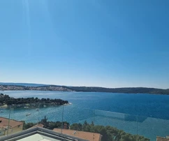 Trogir, Čiovo, 2-izbový penthouse 72 m2 + strešná terasa 74 m2, výhľad na more