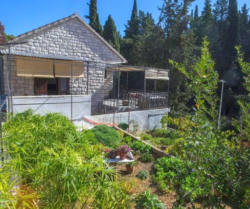 Brač szigetén elhelyezkedő bájos kőház tágas teraszokkal és garázzsal