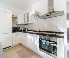 Moderne Dreizimmerwohnung mit Garten auf Brač zu verkaufen