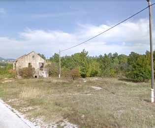 Tágas építési telek meglévő épülettel Satrićban
