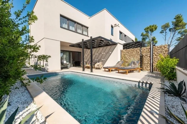 Propriété pour repos avec piscine et jardin aménagé