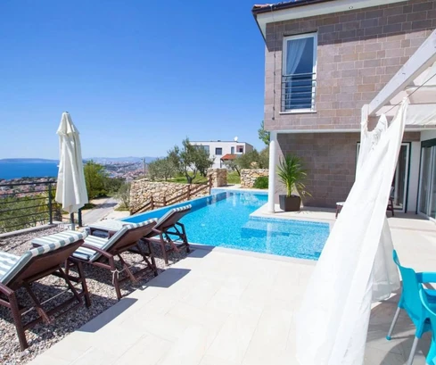 Due ville con piscina in vendita a Podstrana in Croazia