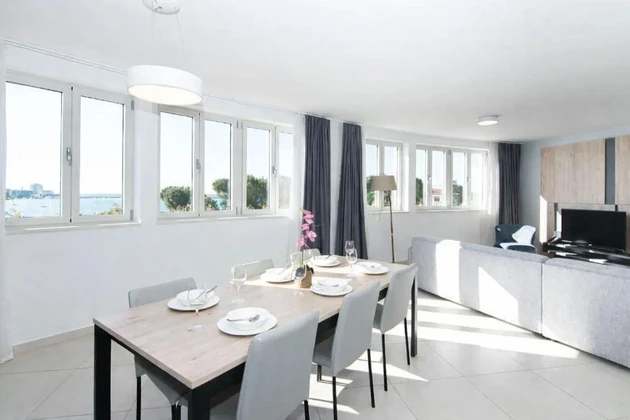 Istrie, Umag, penthouse équipé, grande terrasse, vue sur la mer