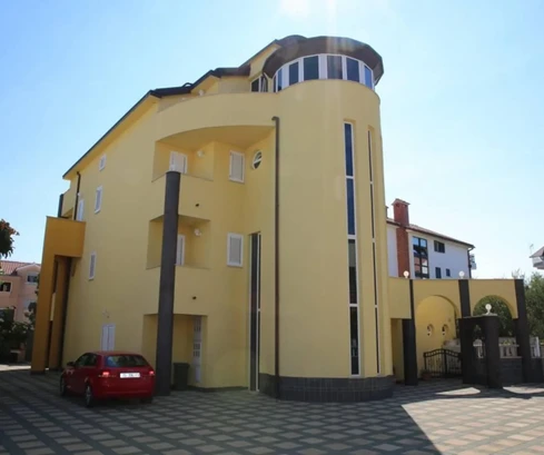 Tengerhez közeli villa Vodicében eladó Horvátországban