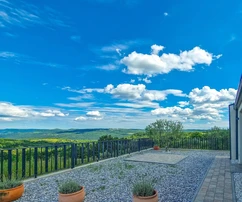 Medencés ház lenyűgöző panorámával eladó Horvátországban