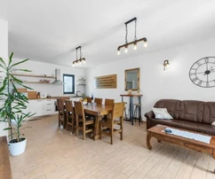 HÁROM BÚTOROZOTT VILLA MEDENCÉVEL, CSENDES HELYEN!