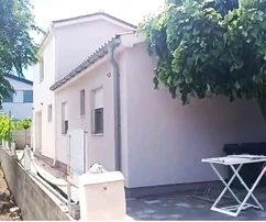 Due appartamenti in una casa con giardino disponibili