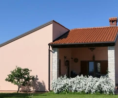 Istria, dintorni di Buje, affascinante casa indipendente con ampio giardino e potenziale di investimento
