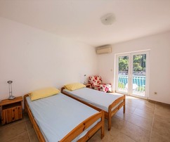 Brac, familienfreundliches Haus direkt am Meer mit mehreren separaten Wohneinheiten